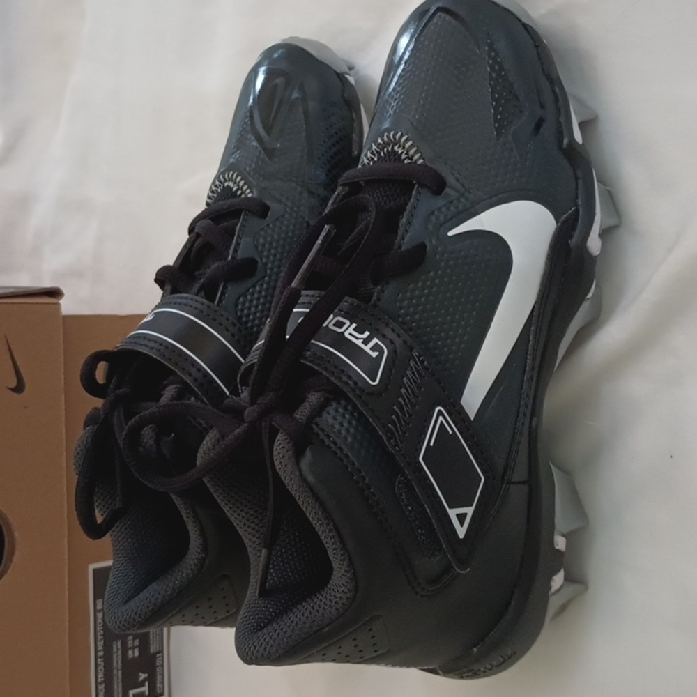 Baseball cleats